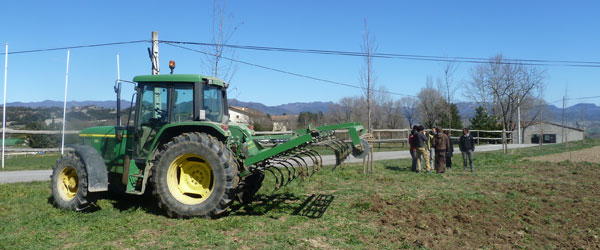Pràctiques de tractor amb els alumnes d'Agropecuària